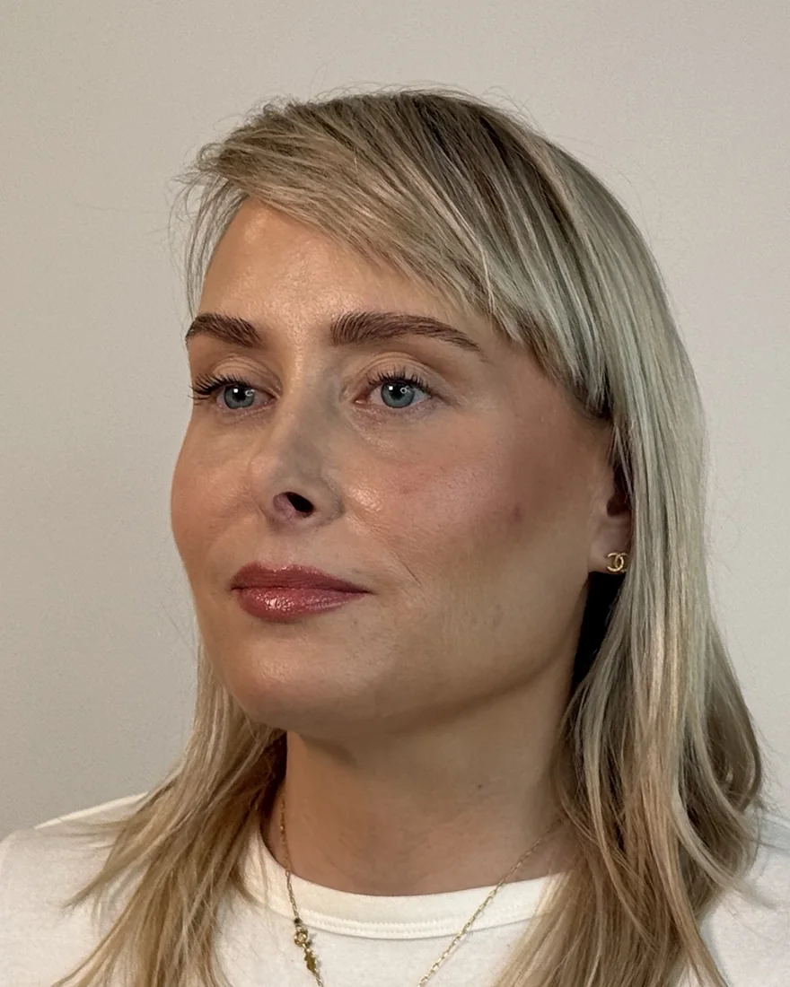 Modelka z lekcji po makijażu dziennym, profil