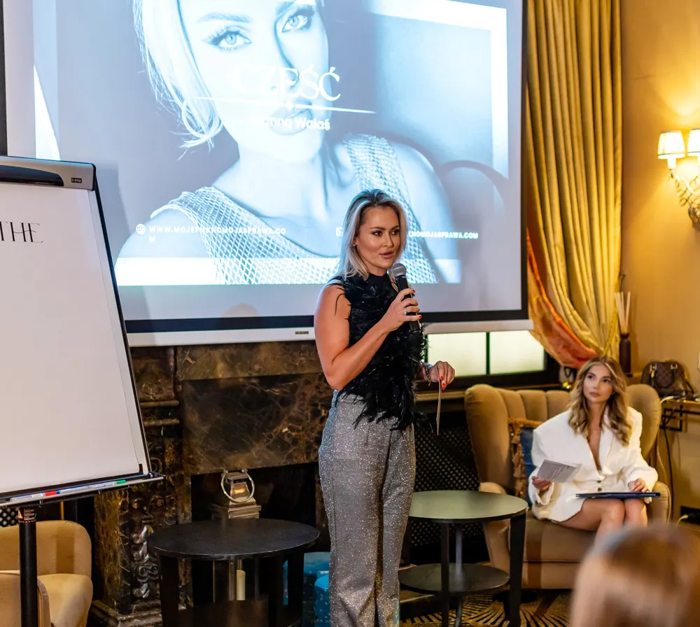 Joanna Walaś z mikrofonem podczas wystąpienia