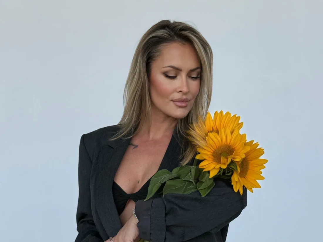 Joanna Walaś ze słonecznikami